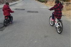 娱乐吃瓜酱骑车摔倒